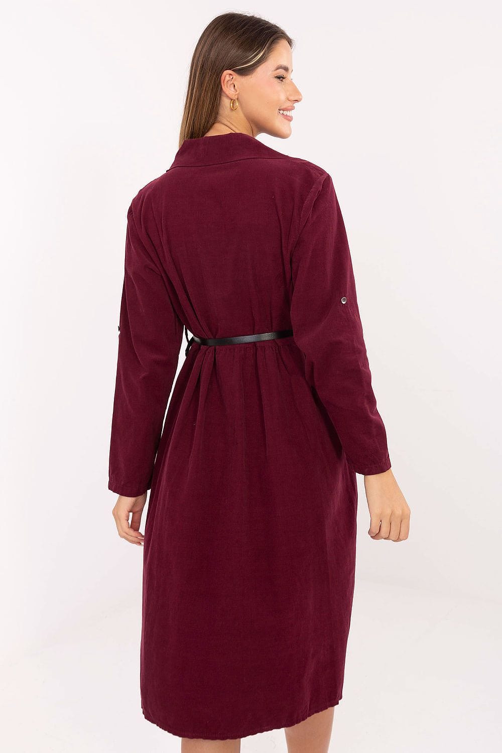Robe midi bordeaux droite en velours avec manches longues, idéale pour un look chic en automne-hiver