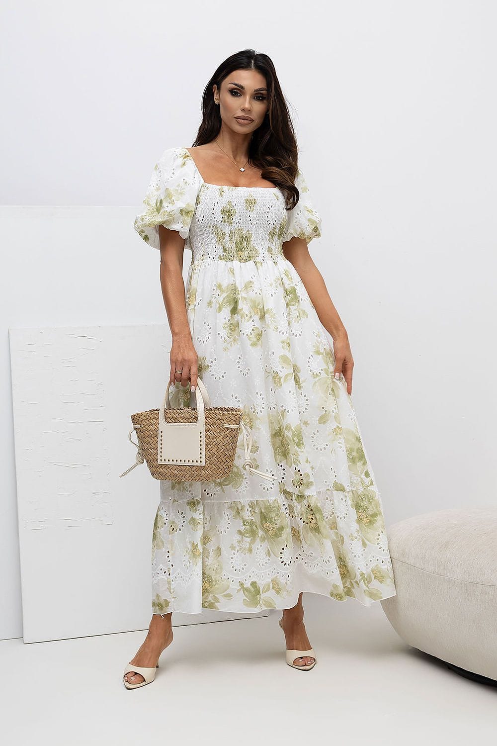 Robe été bohème longue blanche fleurie manches courtes motif broderie femme avec sac panier paille