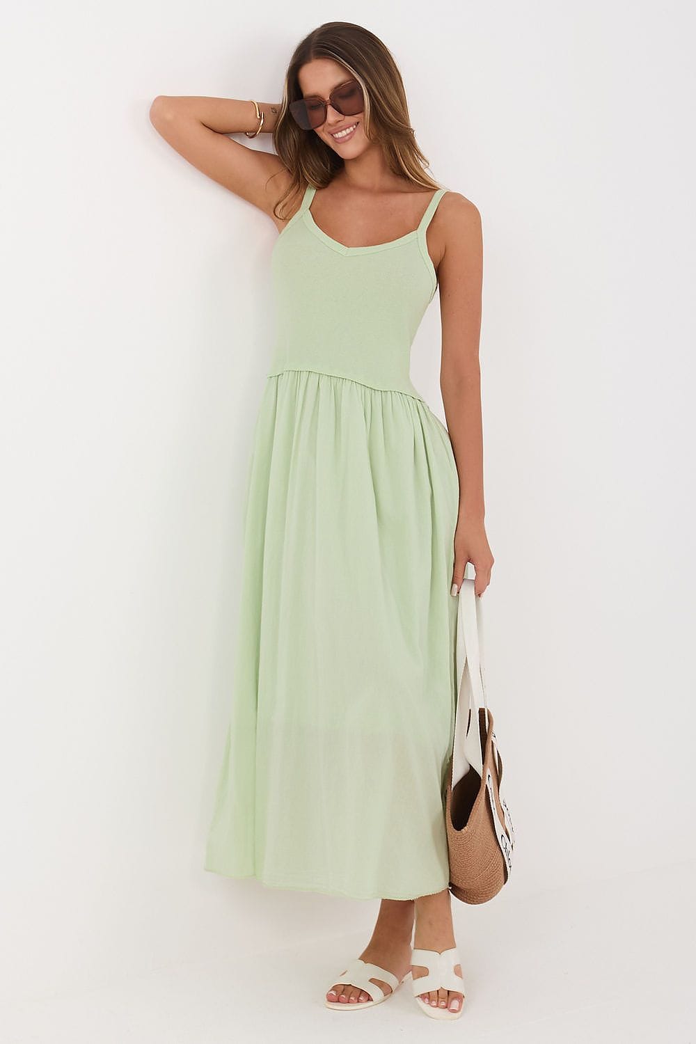 Robe été longue fluide femme verte sans manches style casual avec sac de plage accessoires tendance