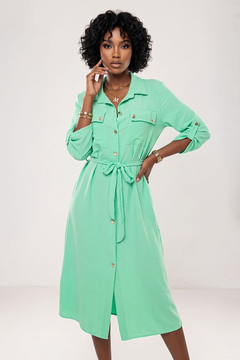 Robe chemise fluide verte manches longues midi élégante pour été femme, idéale look casual chic au quotidien