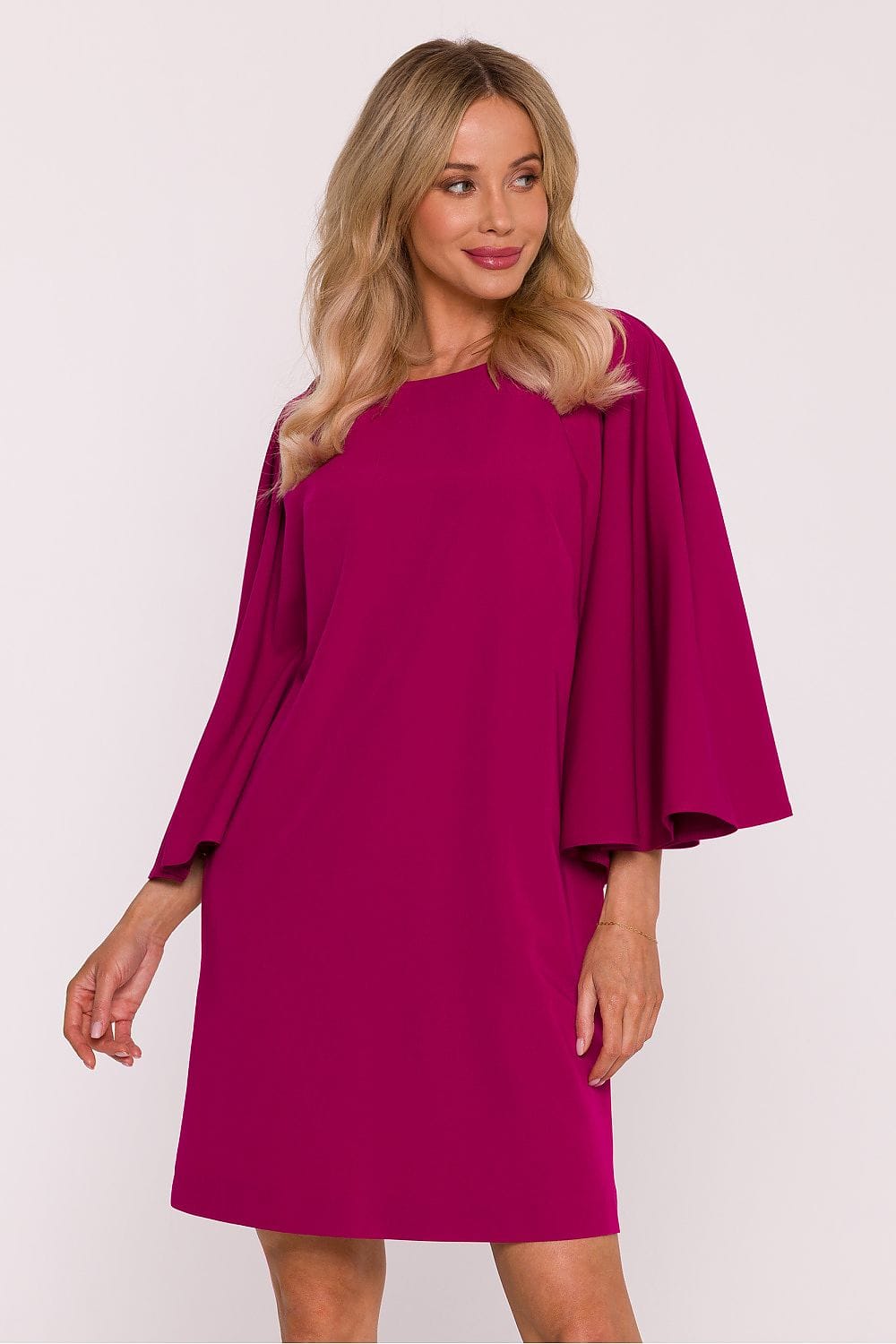 Robe courte soirée chic manches longues fuchsia coupe droite élégante parfaite pour évènement ou cocktail