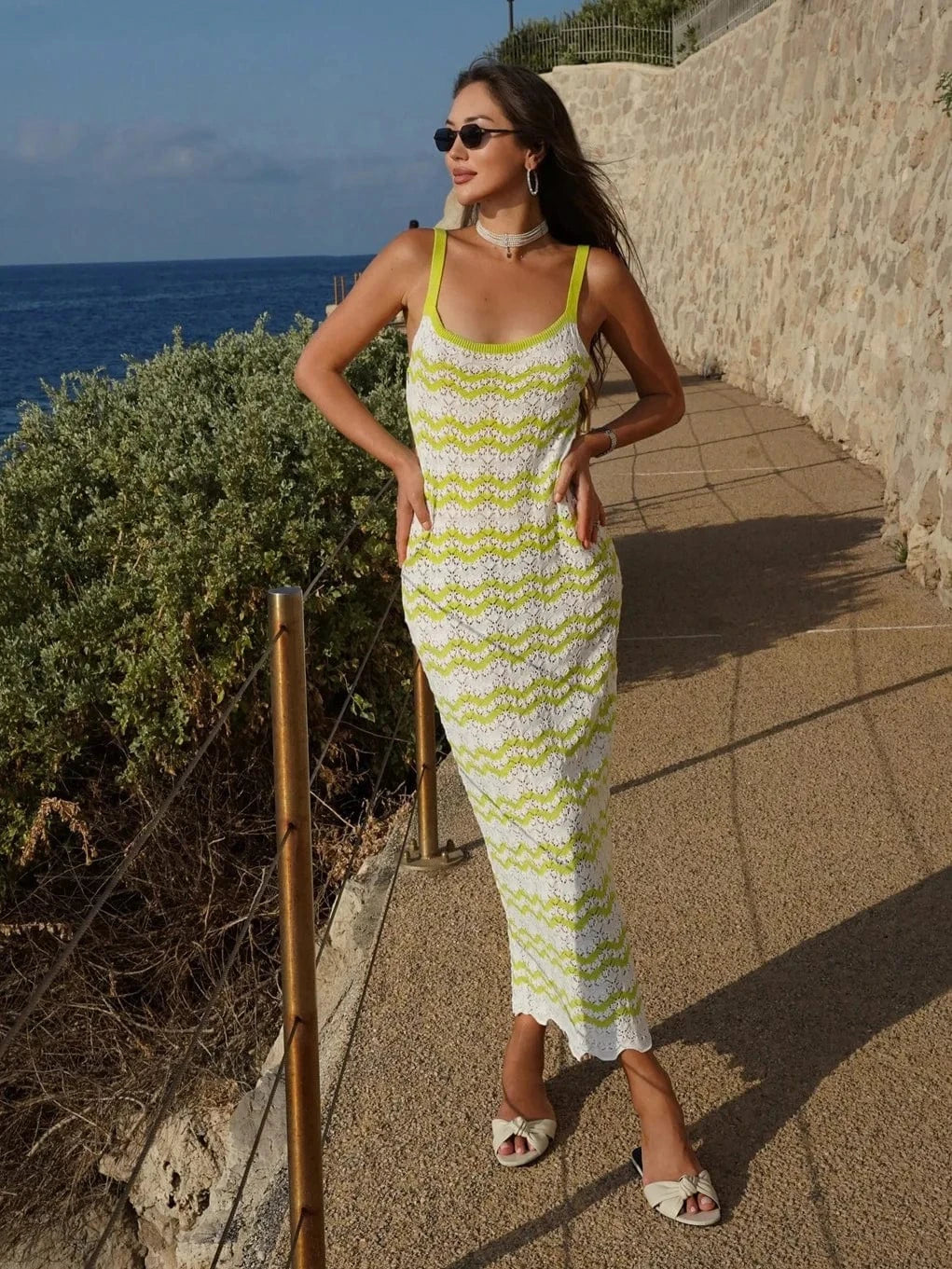Robe d’été longue fluide féminine, sans manches, style casual, blanche et jaune pour plage ou vacances