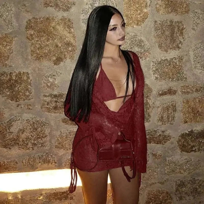 Robe courte soirée sexy rouge décolleté avec manches longues et sac assorti pour look chic et tendance