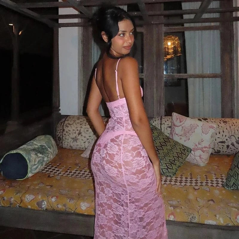 Robe de soirée chic longue moulante transparente rose à fines bretelles parfaite pour l’été ou un cocktail élégant