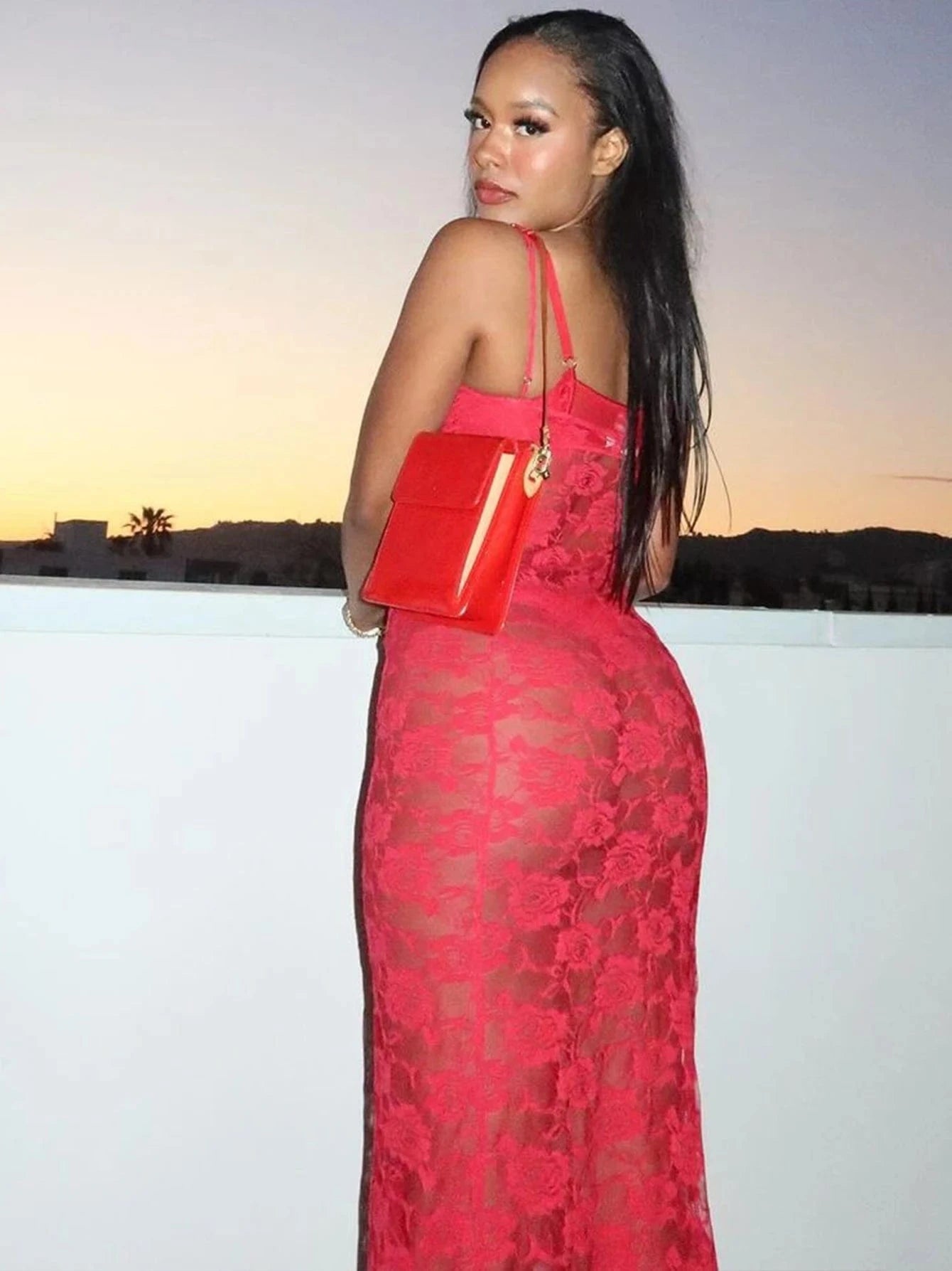 Robe de soirée sexy moulante longue rouge transparence dentelle sans manches accessoire sac assorti femme élégante