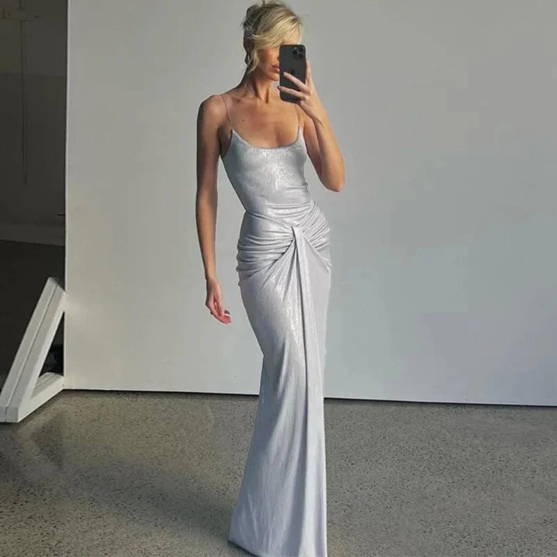 Robe de soirée chic longue argentée moulante sans manches décolleté élégante idéale mariage ou évènement
