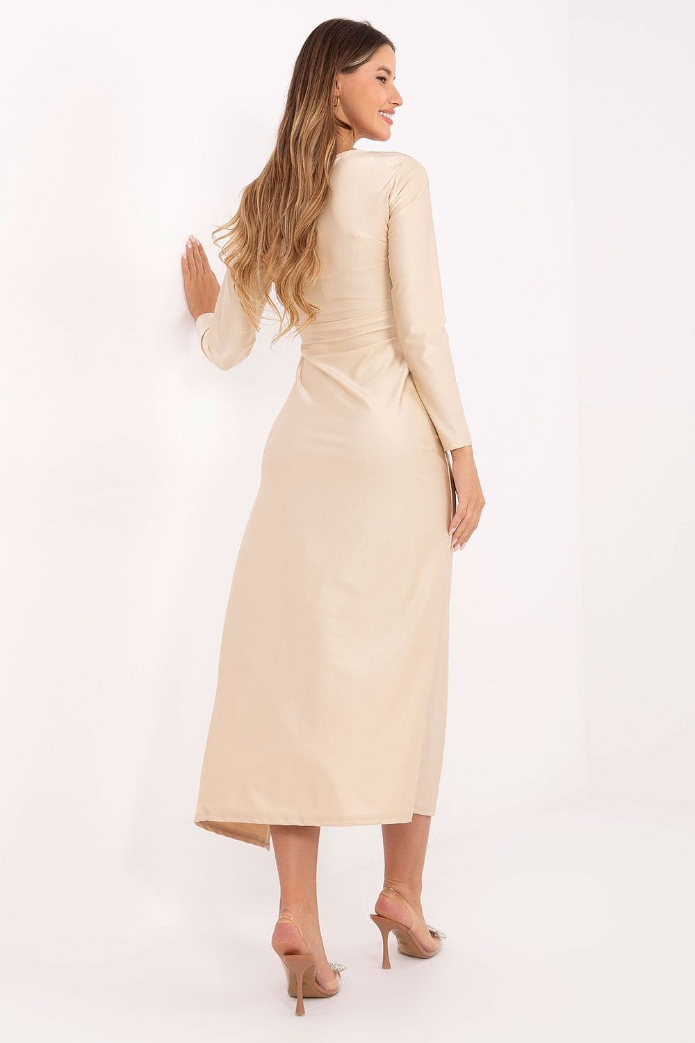 Robe longue beige chic soirée mariage invitée manches longues élégante, coupe droite satinée femme