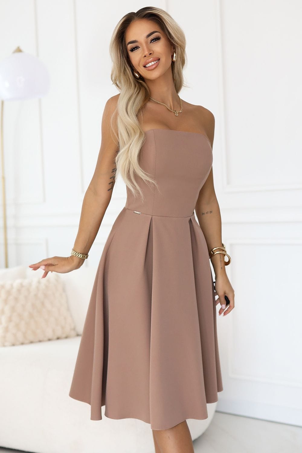 Robe cocktail chic midi beige bustier sans manches évasée parfaite pour mariage invité ou soirée élégante