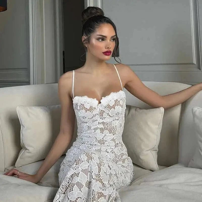 Robe longue blanche dentelle soirée chic décolleté sans manches style bohème invitée mariage élégante