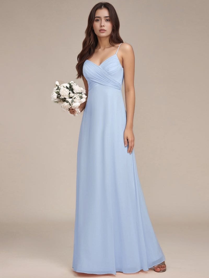 Robe demoiselle d'honneur bohème longue bleu fluide femme silhouette trapèze avec bouquet de fleurs blanches
