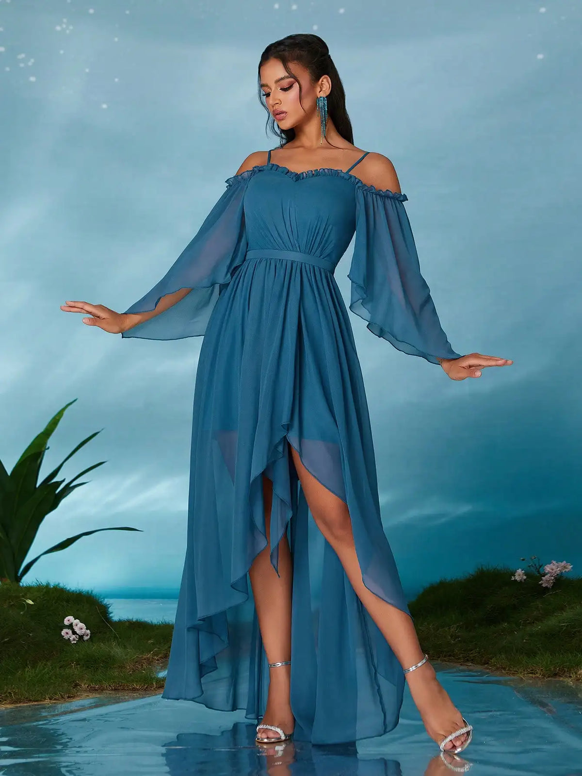Robe de soirée bleue asymétrique à manches fluides