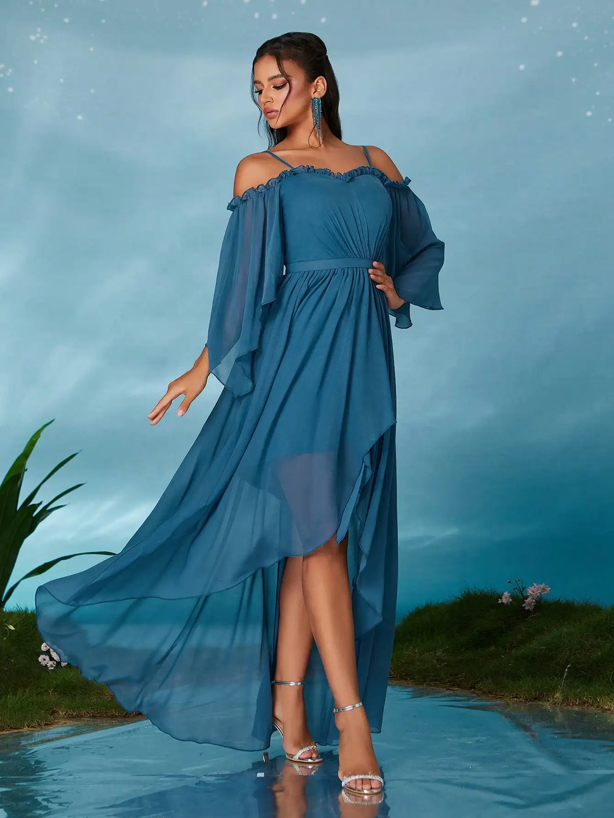 Robe de soirée bleue asymétrique à manches fluides