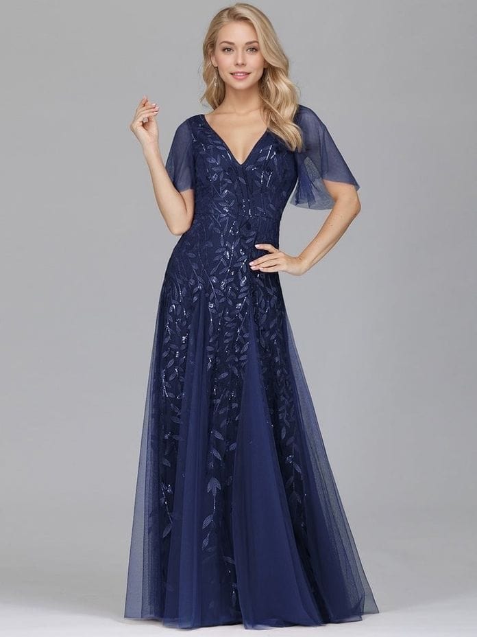 Robe de soirée longue élégante bleu manches courtes style chic invité mariage avec motifs effets sequins