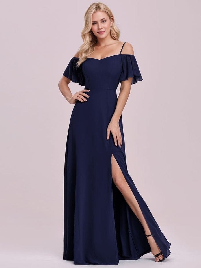 Robe de soirée longue bleu fendue épaules dénudées élégante pour invité mariage chic ou gala élégant