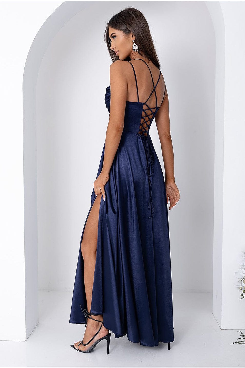Robe de soirée dos nu longue bleu fendue élégante pour mariage invité chic satinée avec bretelles croisées