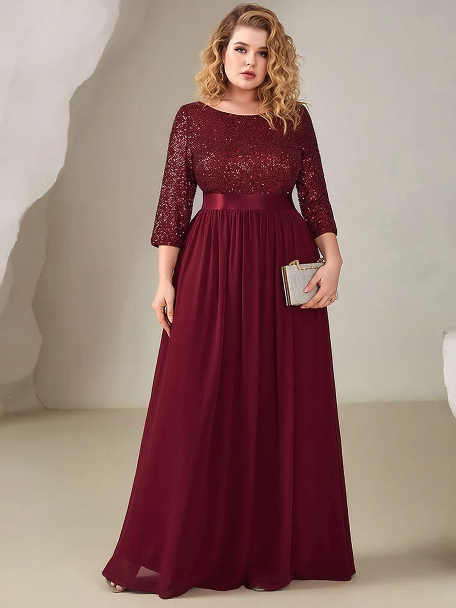 Robe de soirée mariage grande taille chic bordeaux longue manches trois quarts femme élégante avec pochette