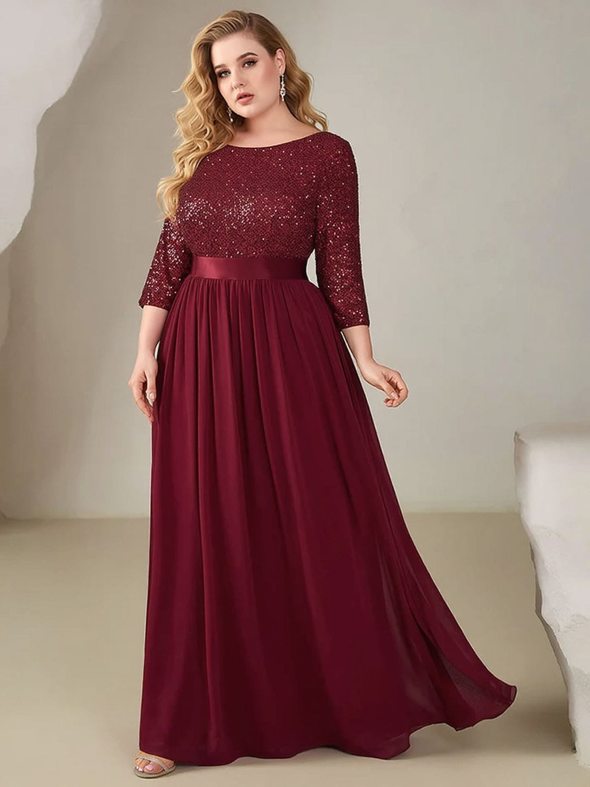 Robe de soirée grande taille chic bordeaux longue manches trois quarts élégante femme ronde habillée glamour