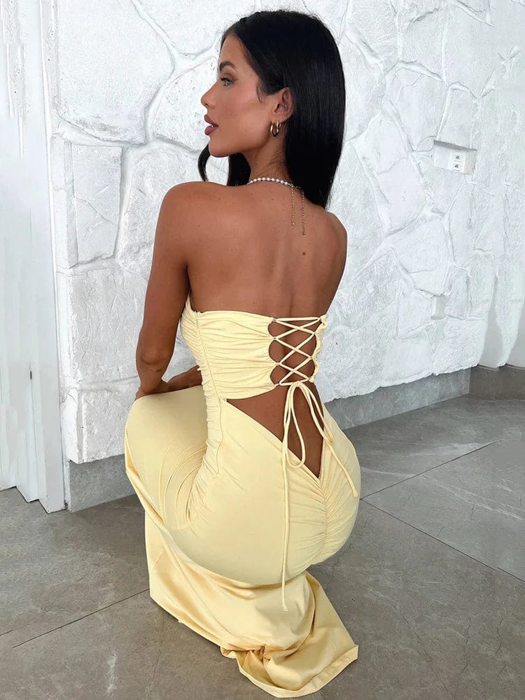 Robe de soirée chic dos nu couleur champagne, longue avec manches courtes et silhouette trapèze, pour gala ou mariage.