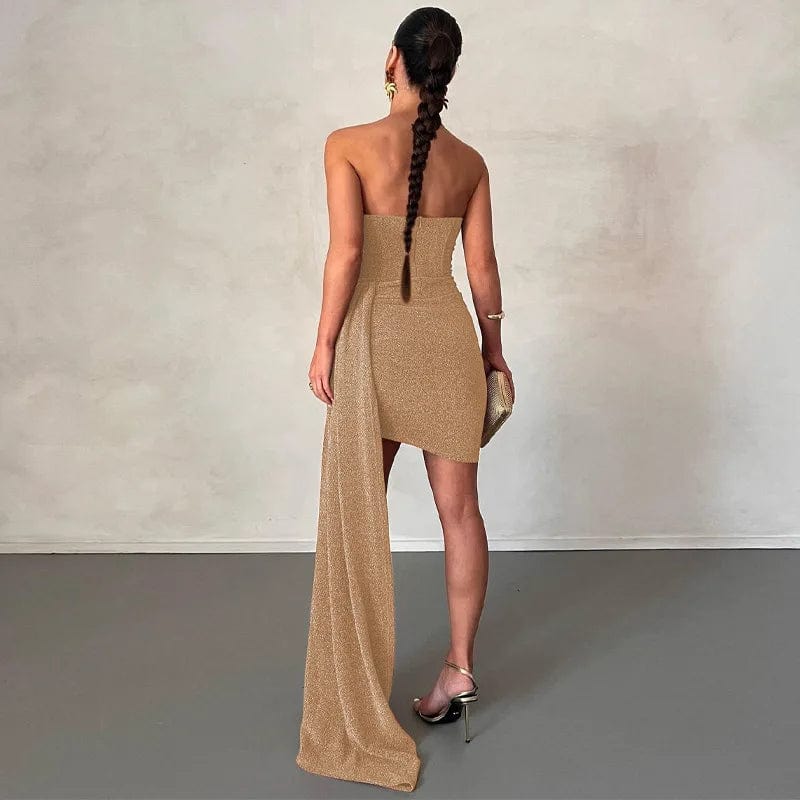 Robe soirée chic dorée courte avec épaules dénudées et traîne pour gala ou événement spécial.
