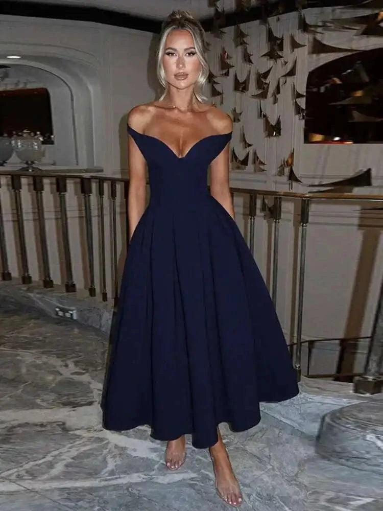 Robe de soirée chic longue bleu épaules dénudées silhouette princesse élégante pour mariage invité ou gala