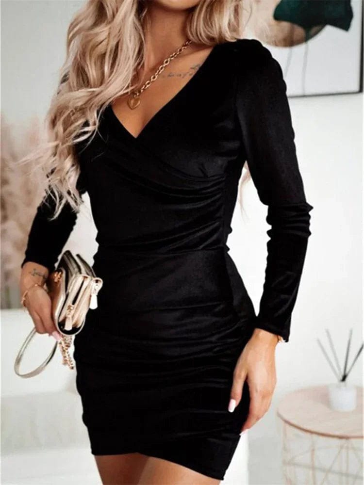 Robe de soirée chic noire moulante manches longues décolleté, parfaite pour un événement glamour.