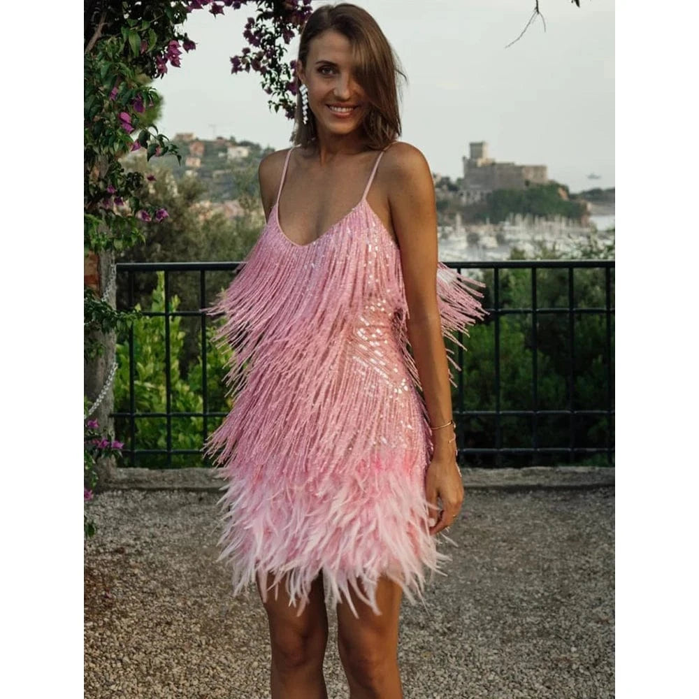 Robe de soirée courte rose à franges sequin, style cocktail chic décolleté sans manches pour évènement élégant