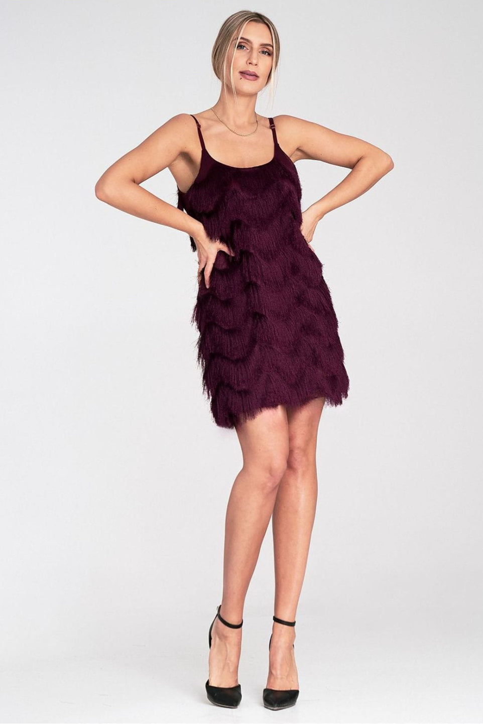 Robe de soirée chic courte sans manches violette style plume élégante parfaite pour un événement festif féminin