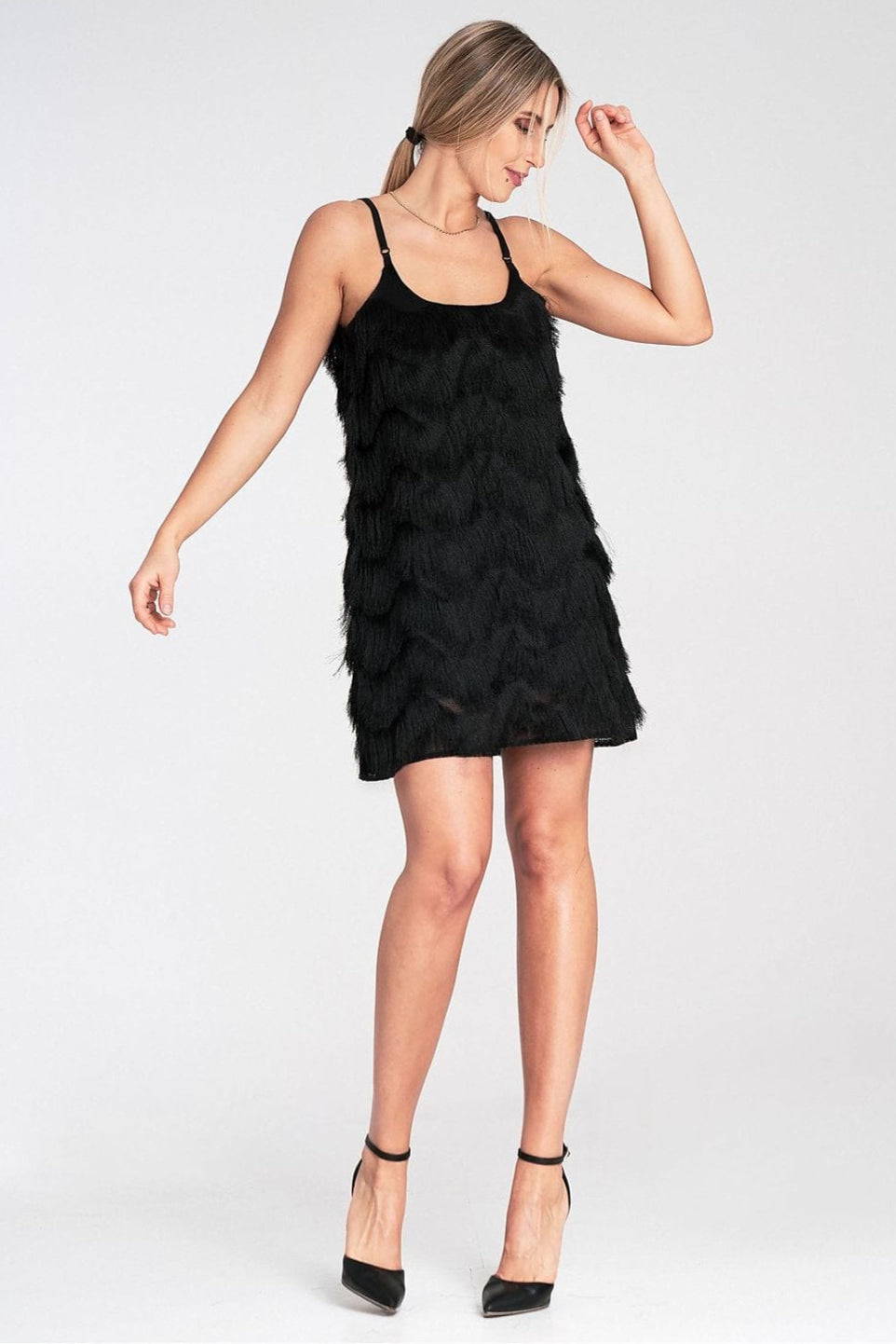Robe de soirée courte noire à franges style chic idéale pour cocktail ou nouvel an, sans manches, femme élégante