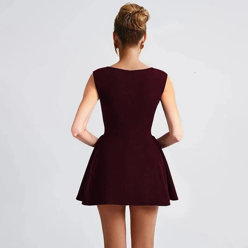 Robe courte moulante soirée chic bordeaux sans manches dos nu coupe évasée parfaite pour cocktail