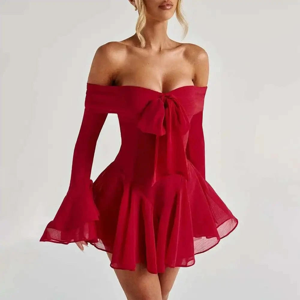 Robe de soirée chic rouge courte évasée décolleté épaules dénudées manches longues élégante pour événement festif