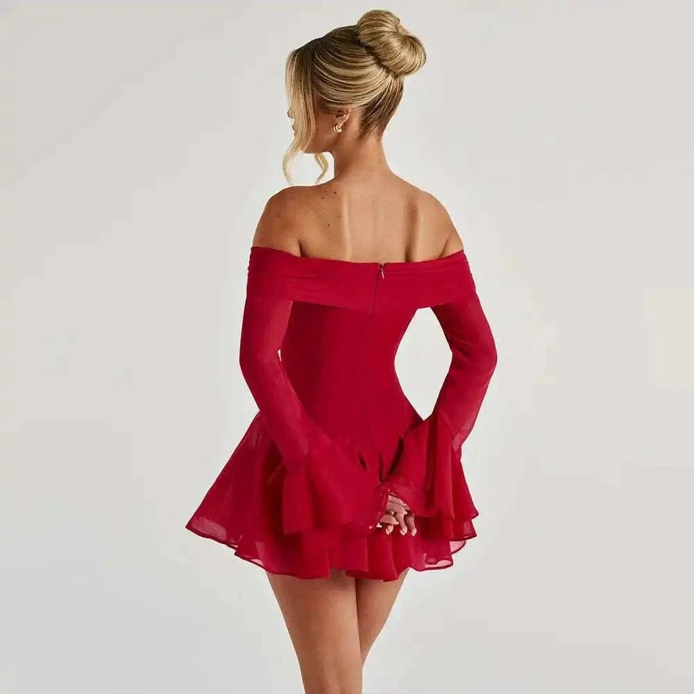 Robe courte soirée chic rouge moulante manches longues décolleté épaules dénudées élégante femme