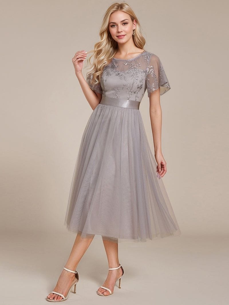 Robe de soirée chic grise midi trapèze manches courtes en tulle et dentelle parfaite pour mariage invité