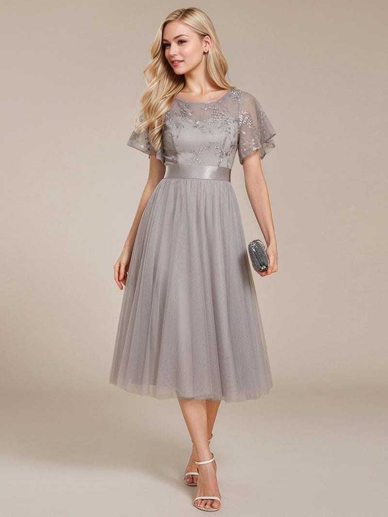 Robe de soirée chic midi grise manches courtes trapèze avec pochette accessoire élégante pour mariage invité