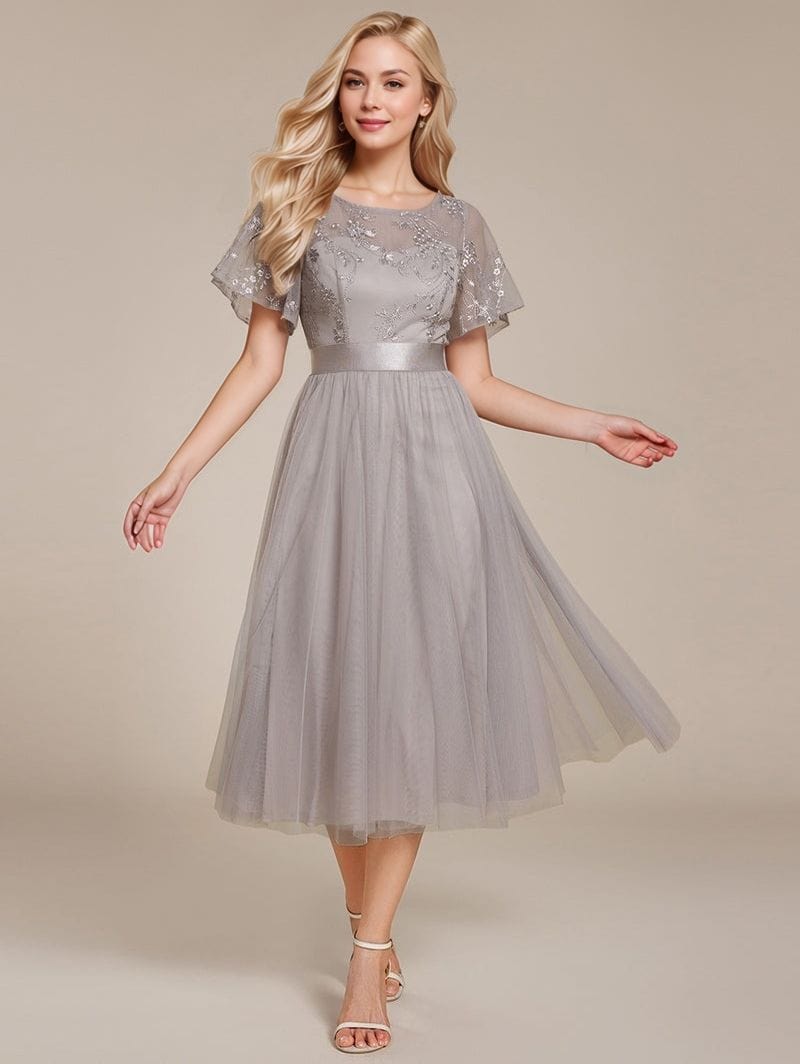 Robe de soirée chic midi grise en tulle avec manches courtes évasées idéale pour invitée mariage élégant