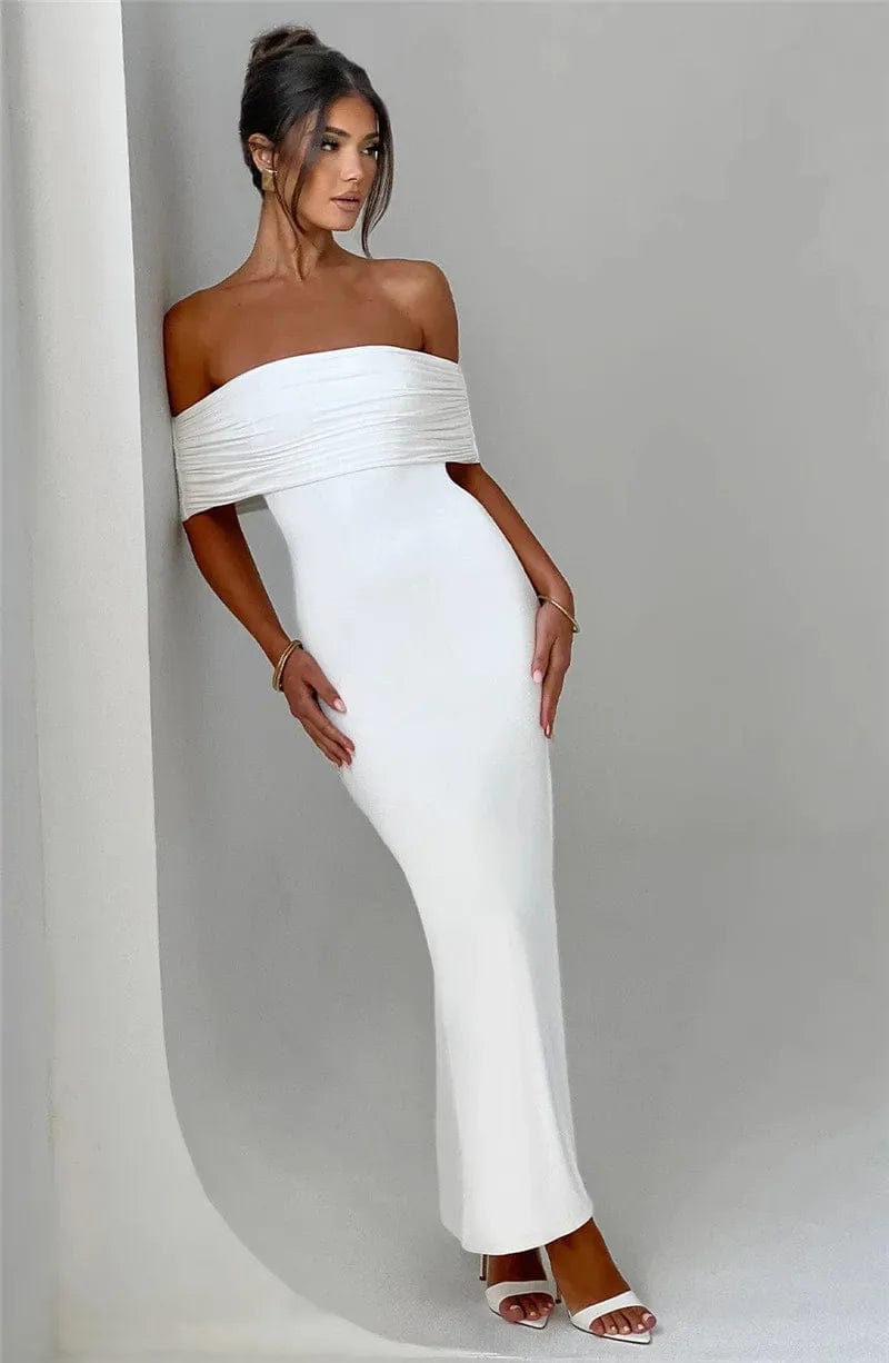 Robe de soirée blanche longue dos nu chic pour mariage invité, silhouette droite avec épaules dénudées.