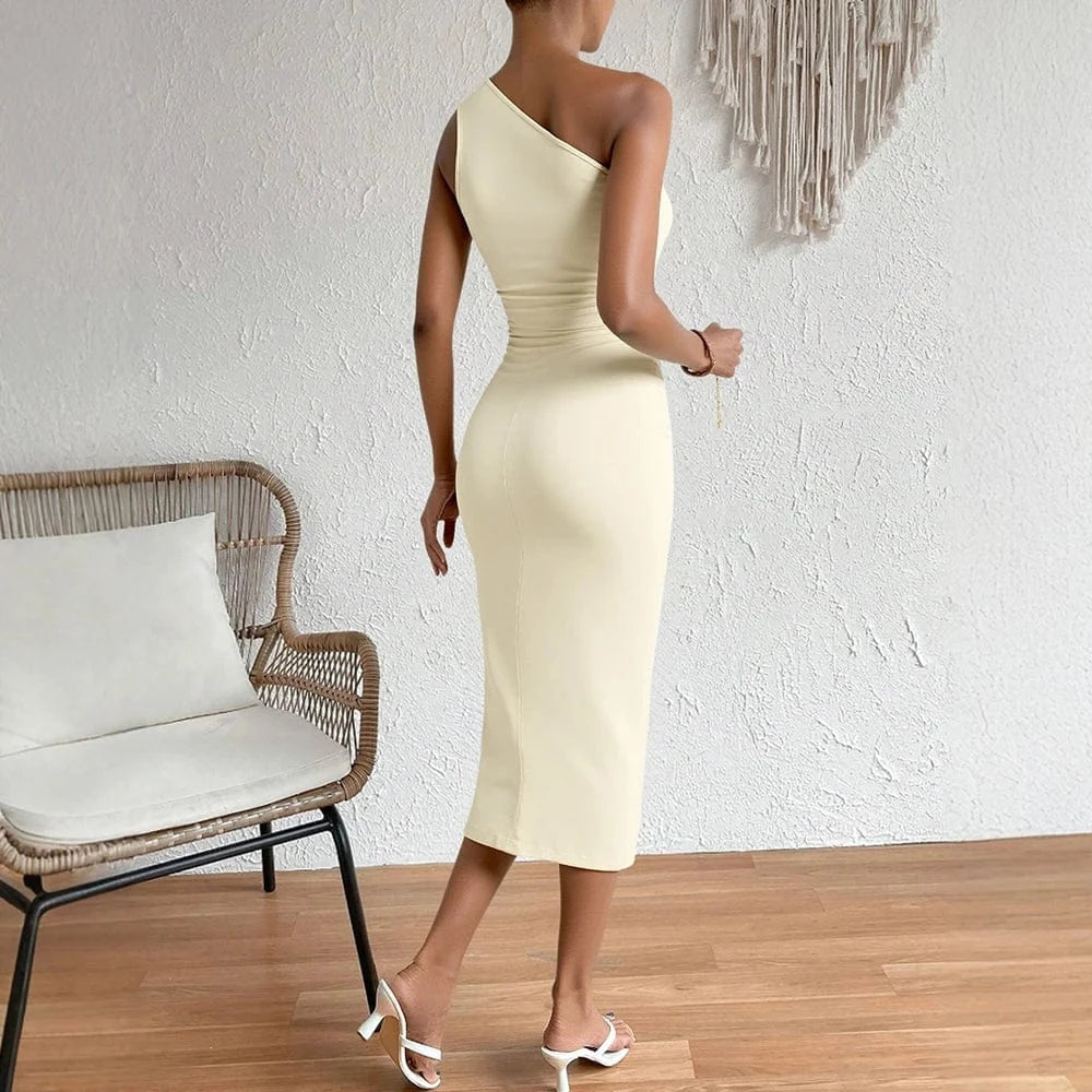 Robe cocktail asymétrique midi beige moulante sans manches chic idéale pour soirée ou mariage invité