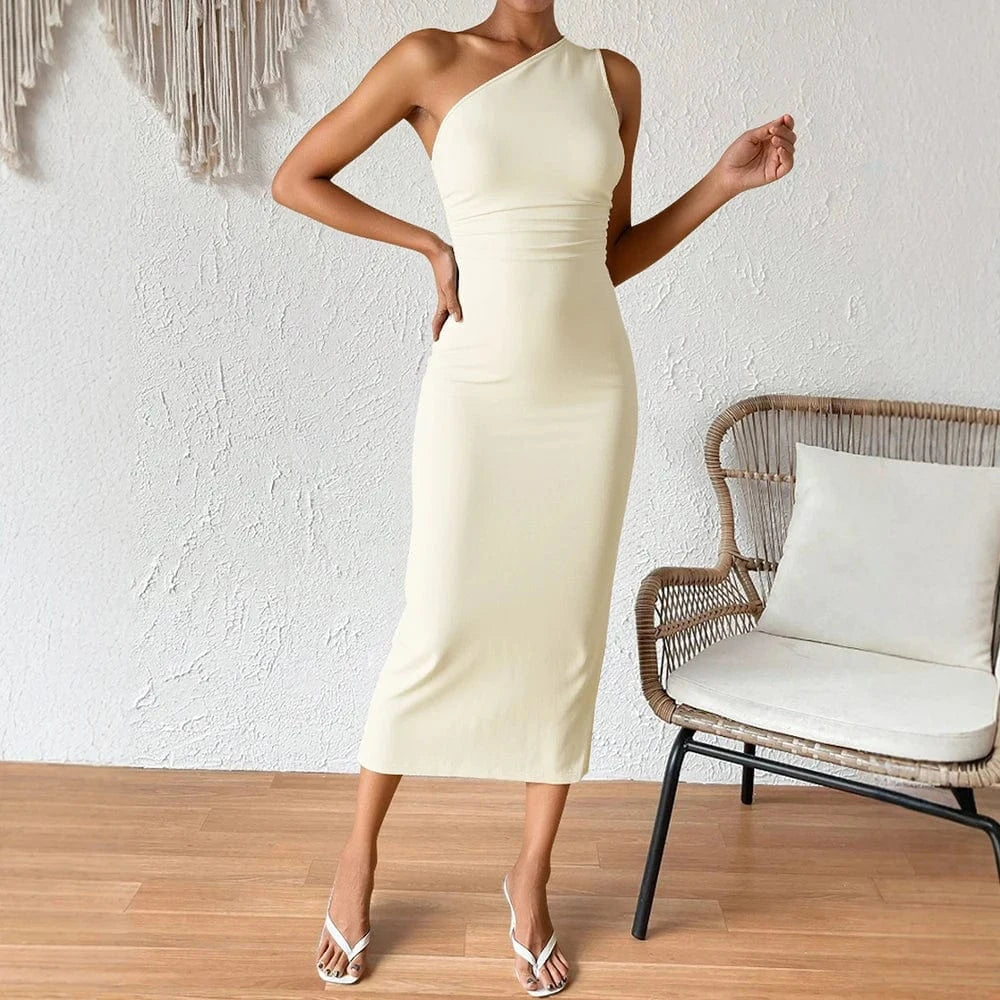 Robe midi moulante beige chic pour soirée ou cocktail, décolleté asymétrique sans manches, style élégant femme
