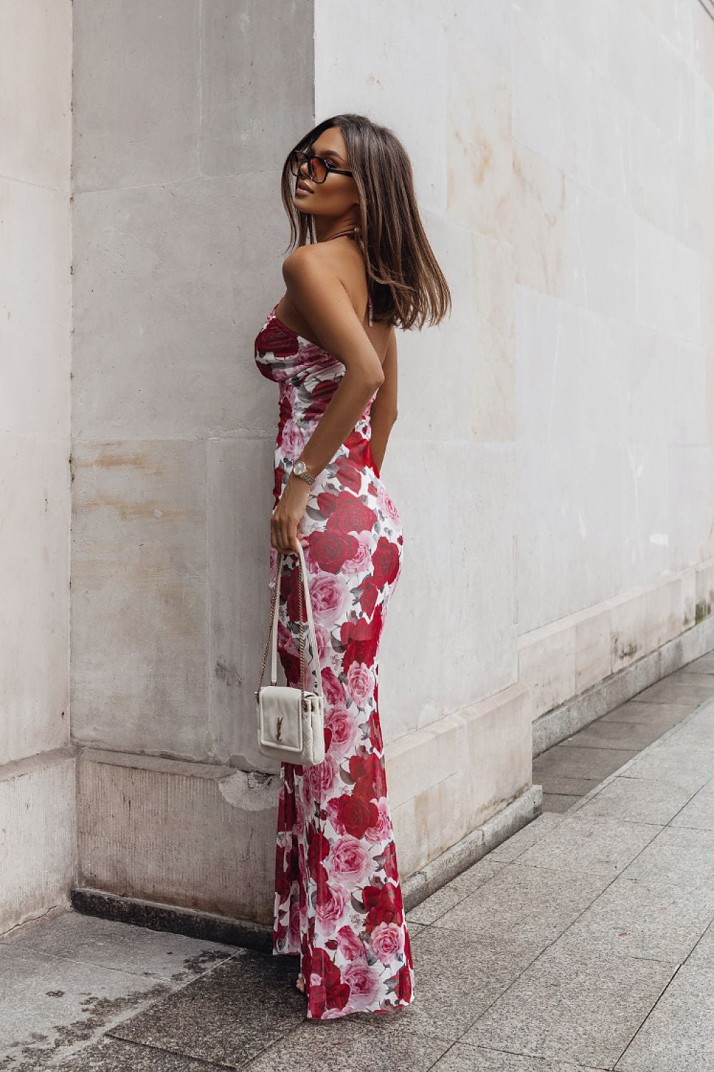 Robe longue moulante fleurie rouge et blanche été soirée chic sans manches avec sac blanc élégant pour femme