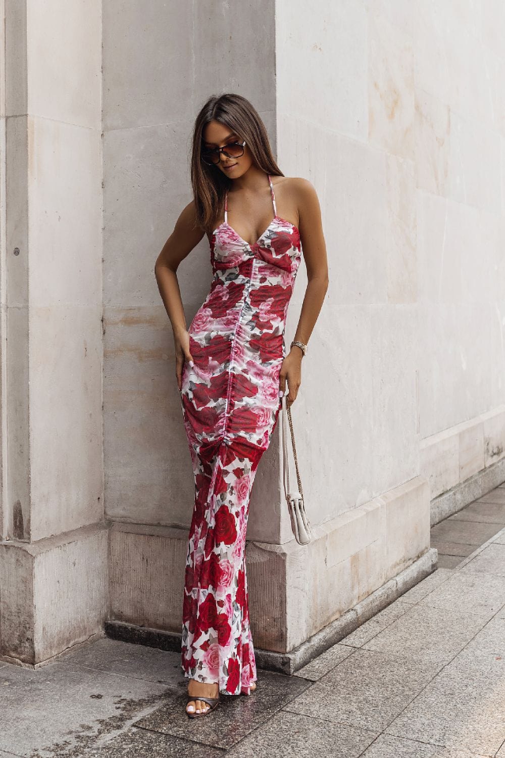 Robe moulante longue fleurie rouge et blanche pour soirée chic été, fines bretelles, accessoire sac à main