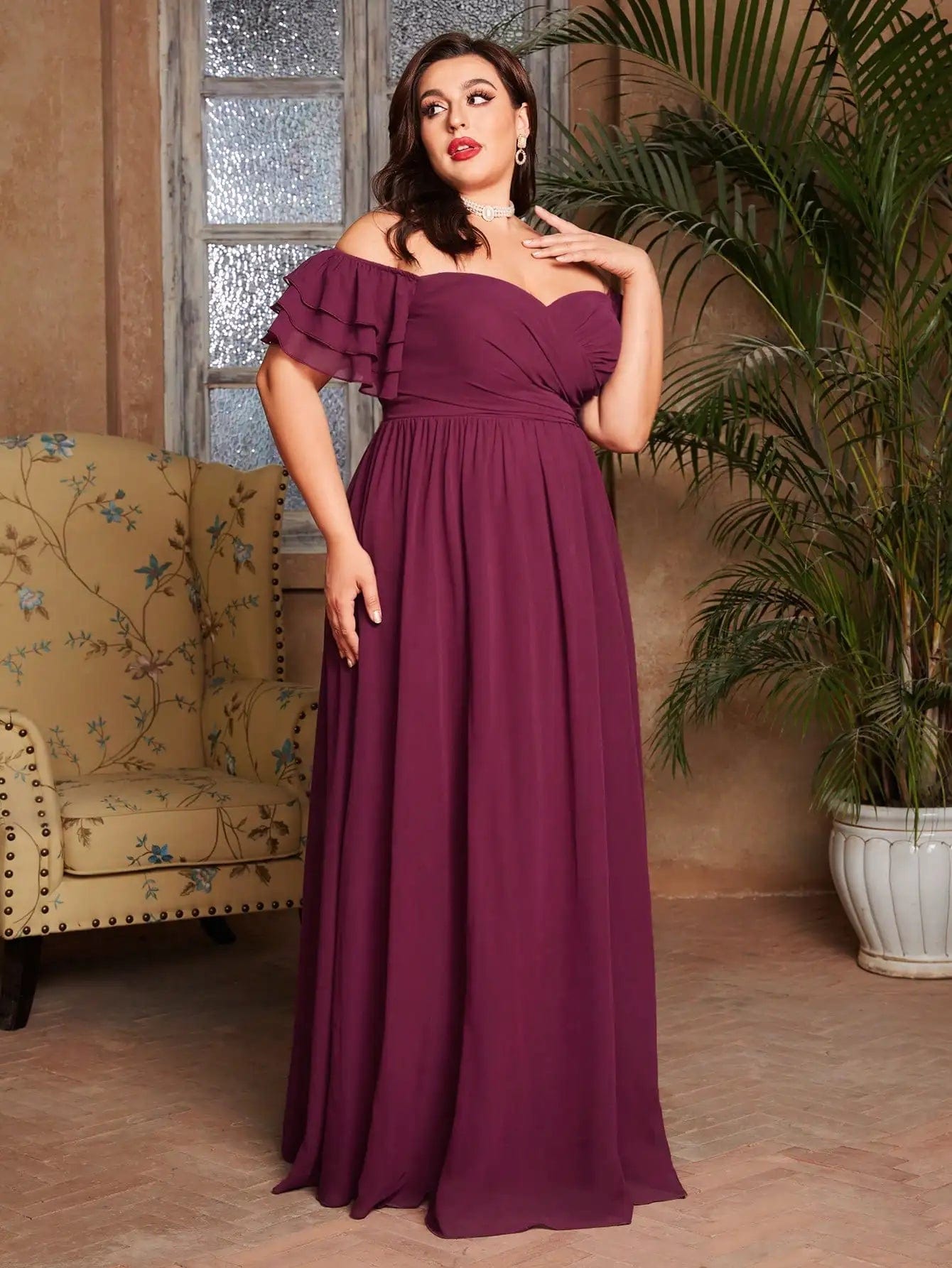Robe de soirée grande taille bordeaux longue avec manches courtes et épaules dénudées pour une élégance chic.