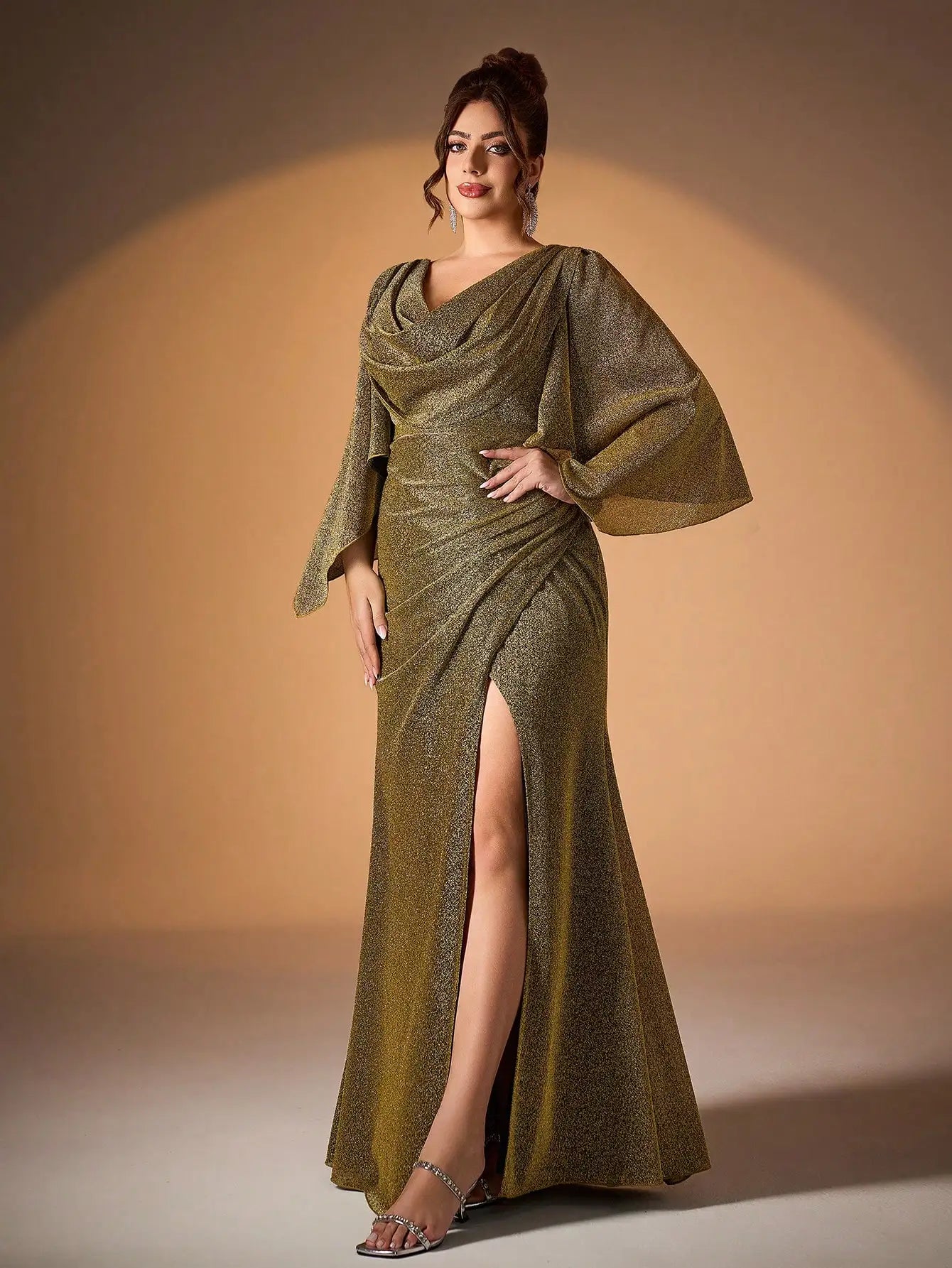 Robe de soirée grande taille fendue dorée manches évasées