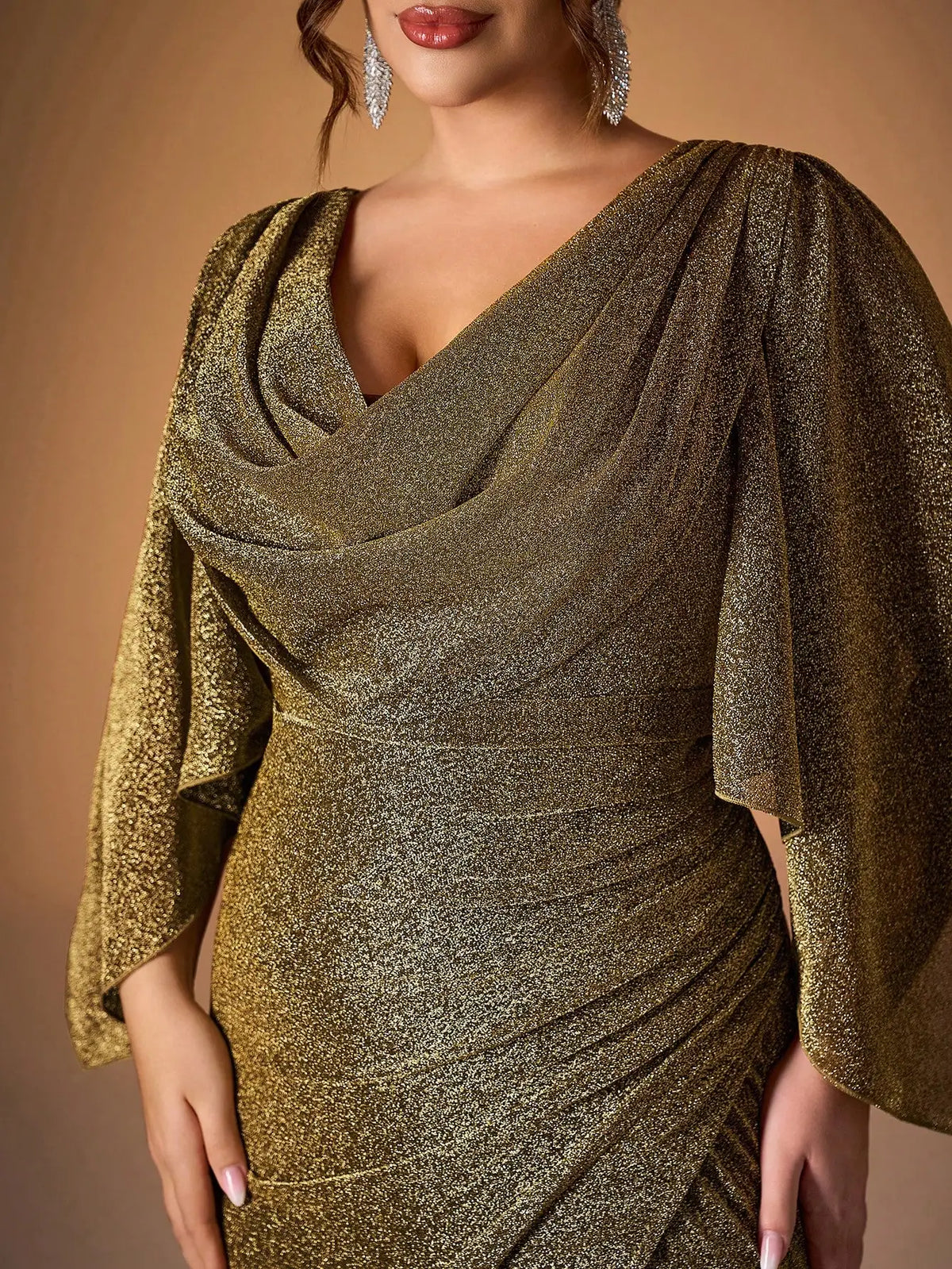 Robe de soirée grande taille fendue dorée manches évasées