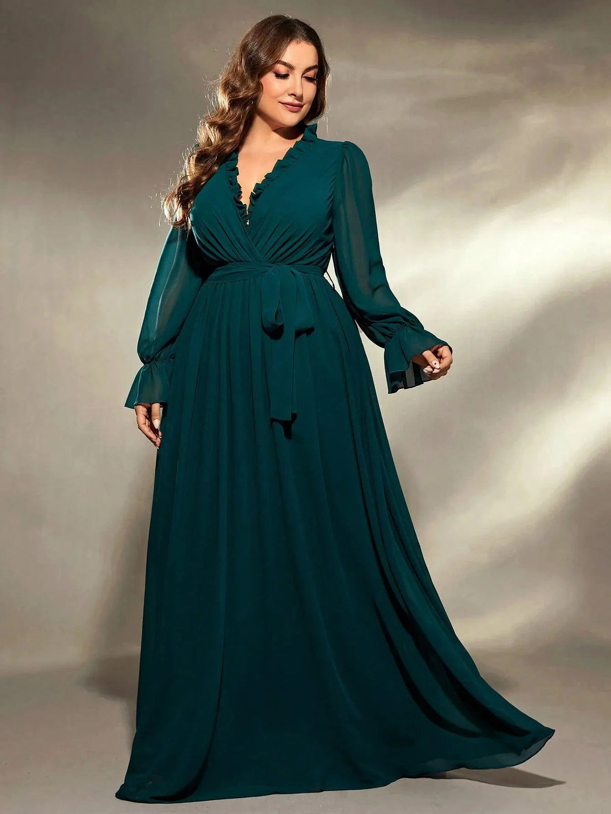 robe de soirée grande taille verte longue fluide avec manches courtes pour mariage chic invité