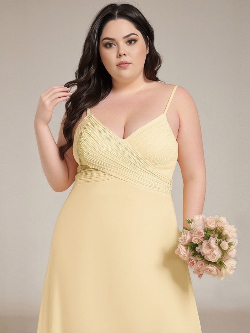 Robe longue grande taille champagne pour demoiselle d’honneur chic avec bretelles fines et bouquet de fleurs roses