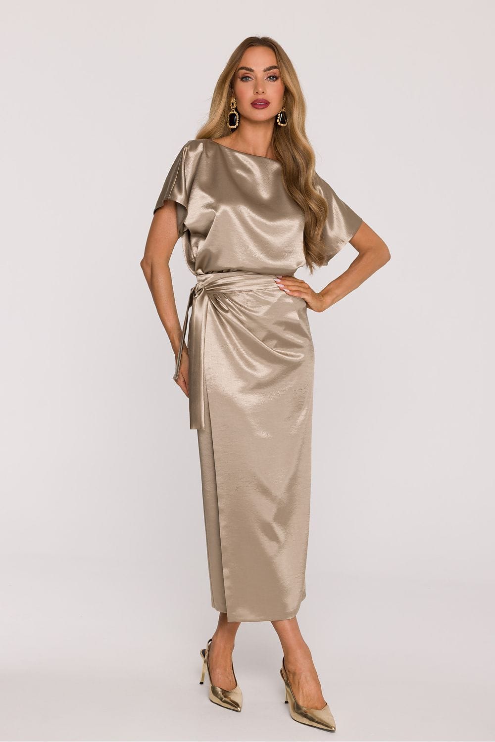 Robe de soirée chic longue dorée fluide manches courtes silhouette droite élégante femme pour évènement