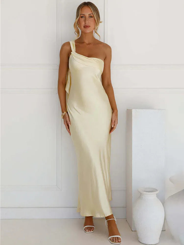 Robe de soirée longue à une épaule en satin