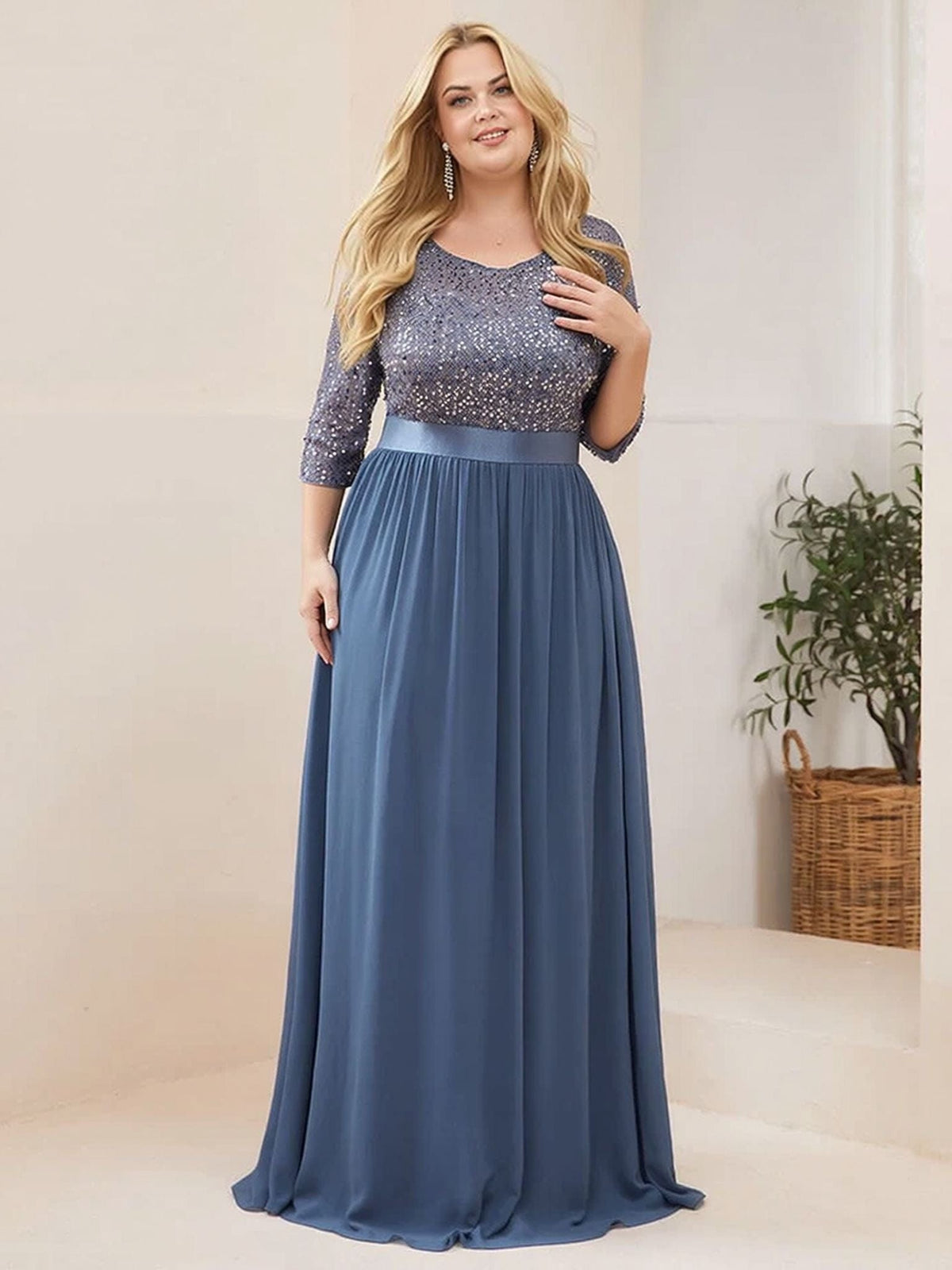 Robe de soirée grande taille chic bleue longue manches trois-quarts élégante fluide femme ronde invité mariage