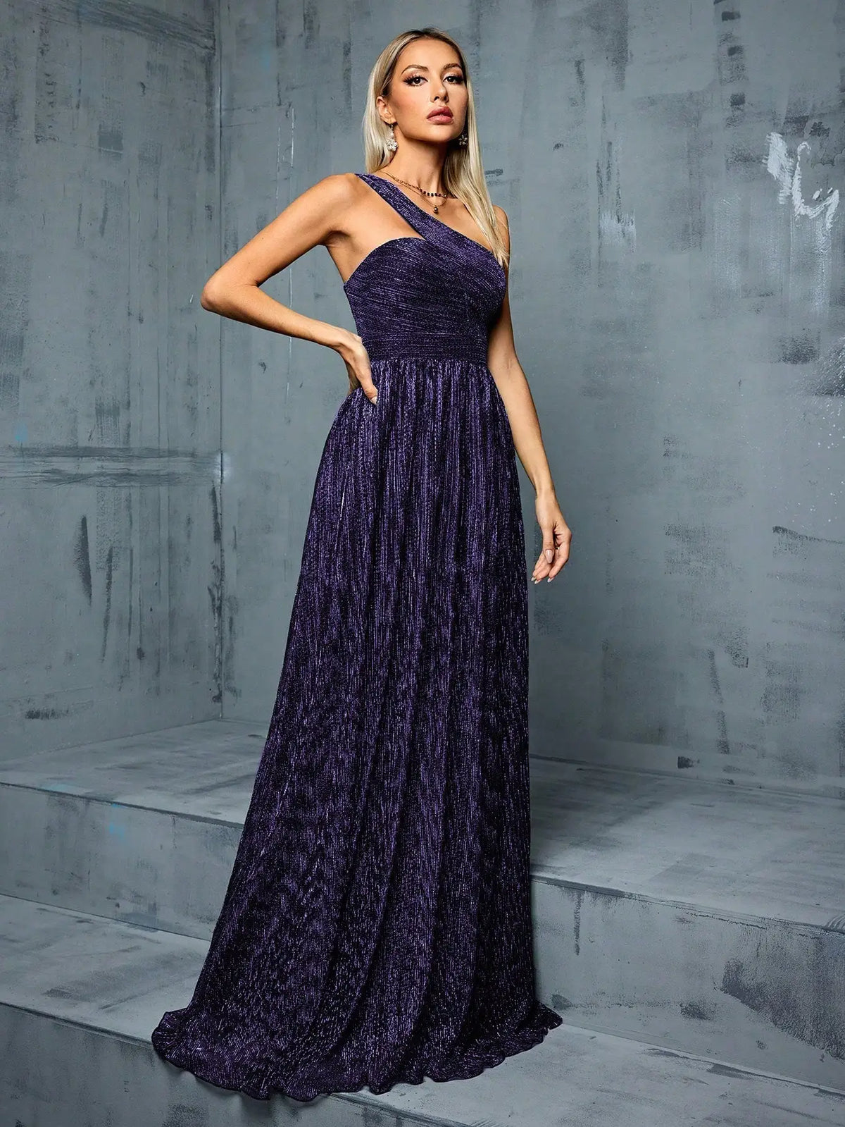 Robe de soirée longue bleue à une épaule avec fil métallique