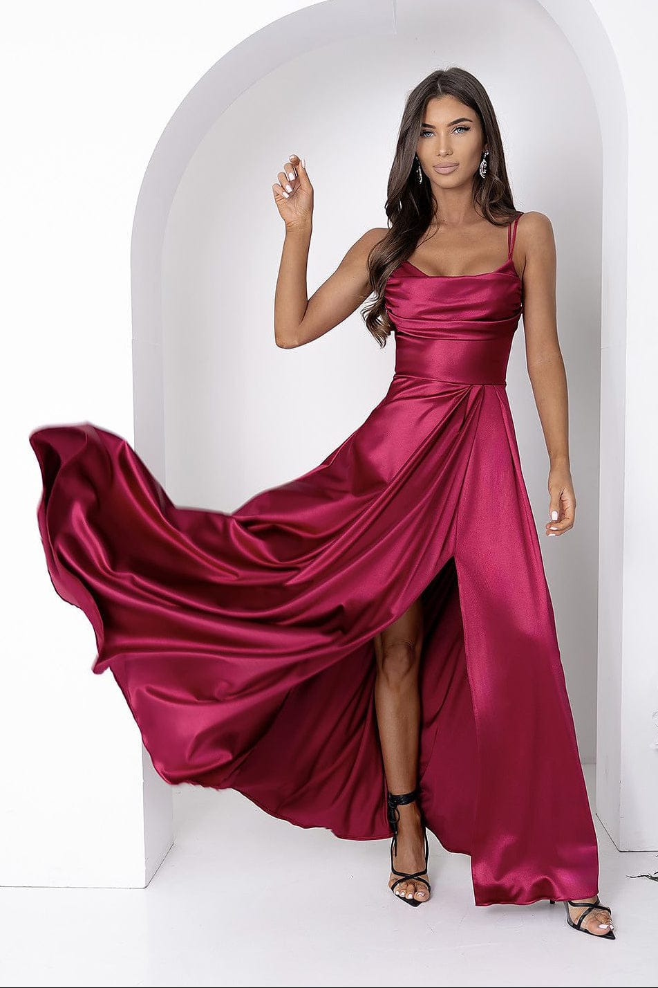 Robe de soirée mariage longue fendue satinée rouge élégante sans manches silhouette fluide chic femme