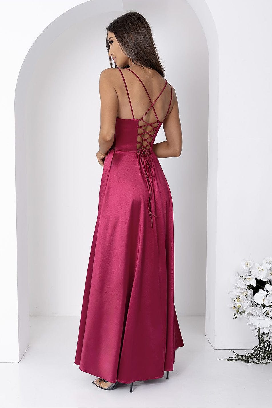 Robe longue soirée dos nu bordeaux en satin chic élégante pour mariage ou évènement habillé femme